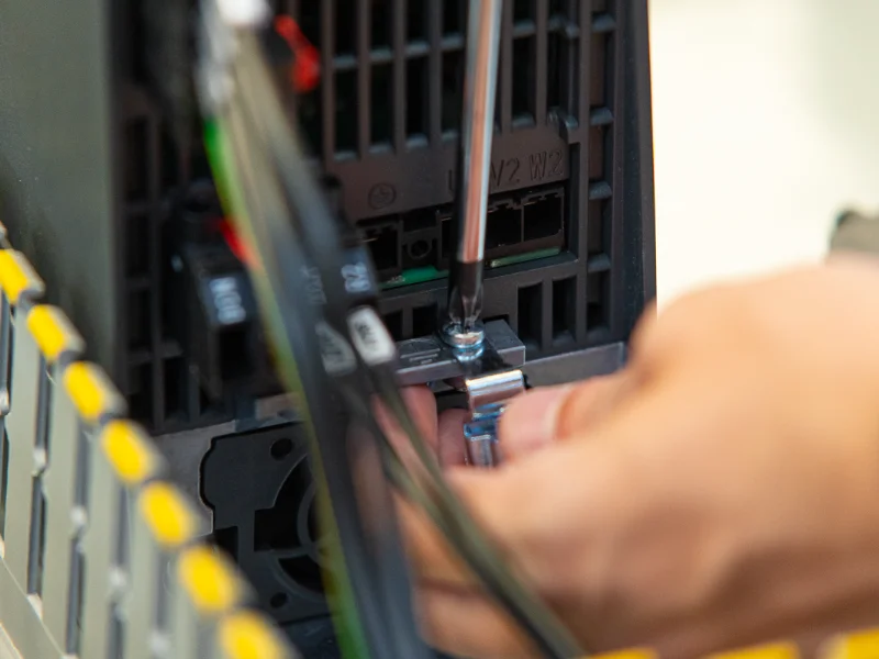primo-piano-riparazione-sistema-elettrico